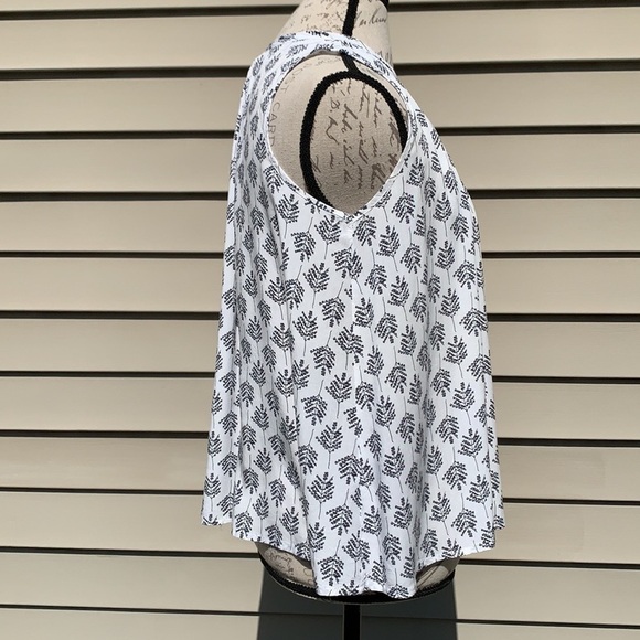 Ocean DRIVE Off White/Navy Sleeveless Top - Picture 7 of 10